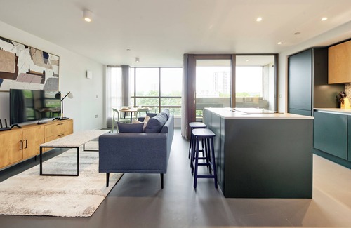 Poplar Apartment | Upscale two-bedroom home in a Brutalist Setting