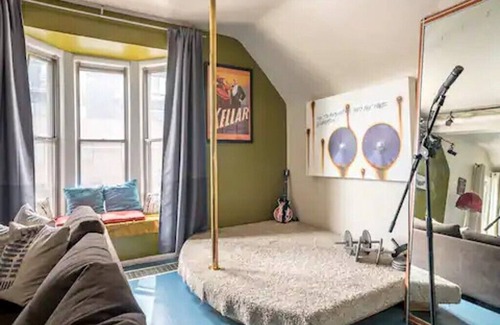 West Highland Apartment | Upstairs @ Eric's - HipFunPad & Super Neighborhood