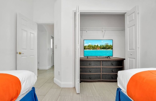 Indian Point House | Upstay - Big Home w Pool-Games-BBQ - Near Disney!