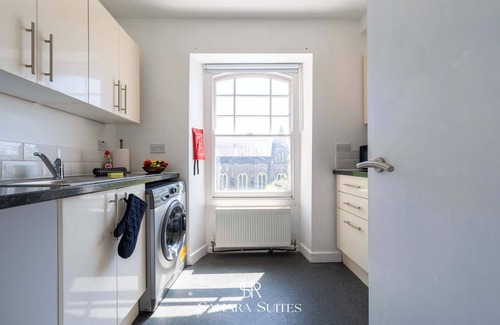 Newport Apartment | Upto 20% Off |Stylish 4BR Contractor Stay|Parking