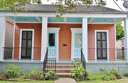 Faubourg Delachaise Apartment | Uptown 1 block from Magazine St mins from Downtown off street parking