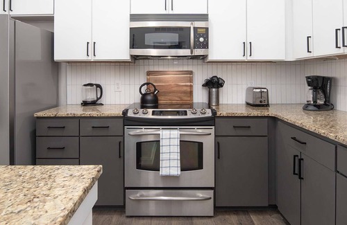 First Ward Apartment | Uptown 1st Ward Corner Unit Superior 2BD Apt