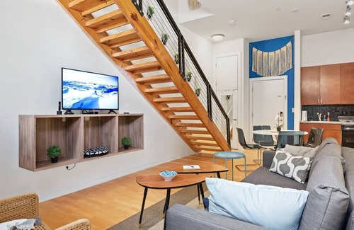 First Ward Apartment | Uptown 1st Ward | Walk Everywhere | Apple TV-Wifi