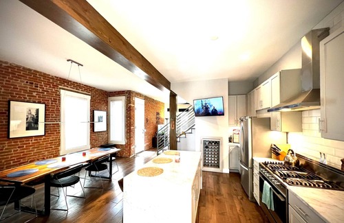 Lincoln Park House | UPTOWN CASTLE - CITY VIEWS - THEATER & CONVENTION DISTRICT!