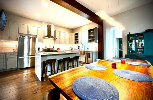 Lincoln Park House | UPTOWN CASTLE - CITY VIEWS - THEATER & CONVENTION DISTRICT!