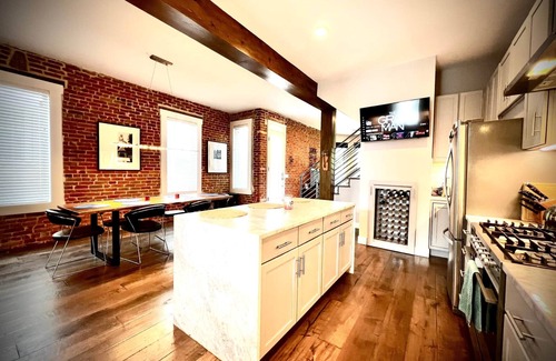 Lincoln Park House | UPTOWN CASTLE - CITY VIEWS - THEATER & CONVENTION DISTRICT!
