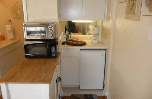 Knox - Henderson Apartment | Uptown Dallas - Bright Studio 1A, WiFi, Parking, Near Restaurants & Shops & Safe