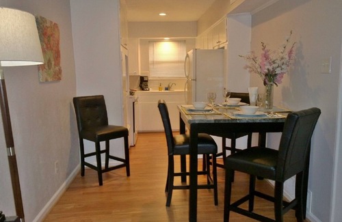Knox - Henderson Apartment | Uptown Dallas – Cozy 1 bd #3, WiFi, Parking, Near Restaurants & Shops & Safe