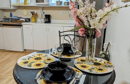 Knox - Henderson Apartment | Uptown Dallas - Large Studio #2, WiFi, Parking, Near Restaurants & Shops & Safe