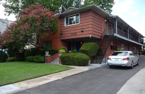 Knox - Henderson Apartment | Uptown Dallas - Large Studio #2, WiFi, Parking, Near Restaurants & Shops & Safe