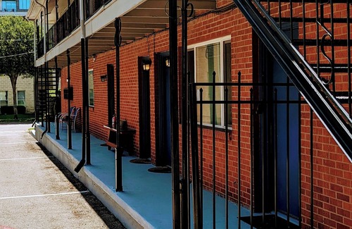 Knox - Henderson Apartment | Uptown Dallas - Large Studio #2, WiFi, Parking, Near Restaurants & Shops & Safe