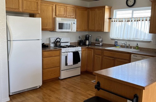 Ferndale House | Uptown Ferndale- two blocks from Main St in the Victorian Village!
