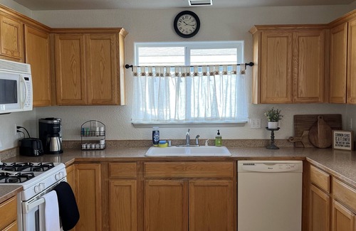 Ferndale House | Uptown Ferndale- two blocks from Main St in the Victorian Village!