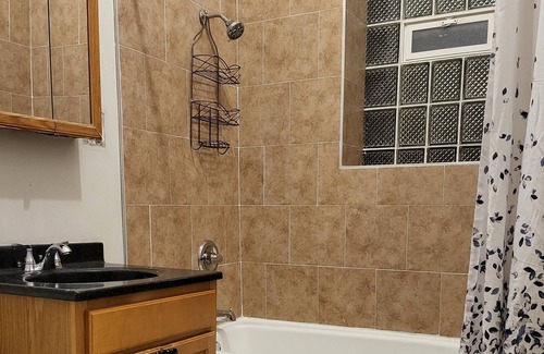 Uptown Apartment | Uptown Gem! Short walk 2 beach! 2 miles to Wrigleyville. Skip to Aragon Theater!