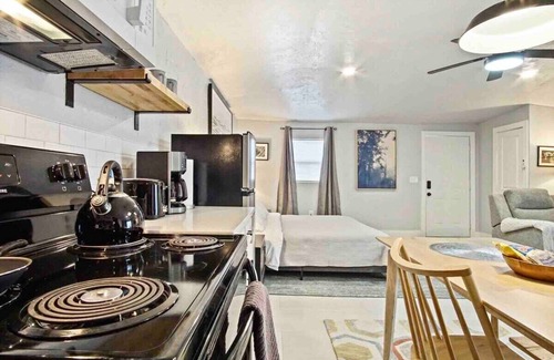 Central Oklahoma City Apartment | Uptown OKC Studio | Soaking Tub & Private Yard | Near Paseo & Downtown #04