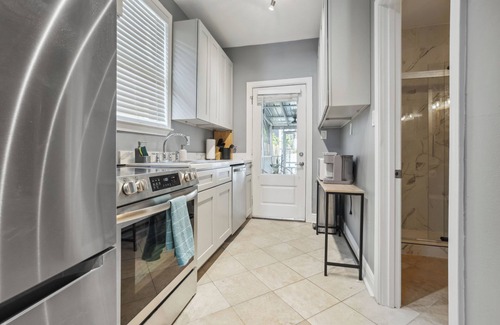 Freret House | Uptown Pickleball Patch - Steps from Attractions!