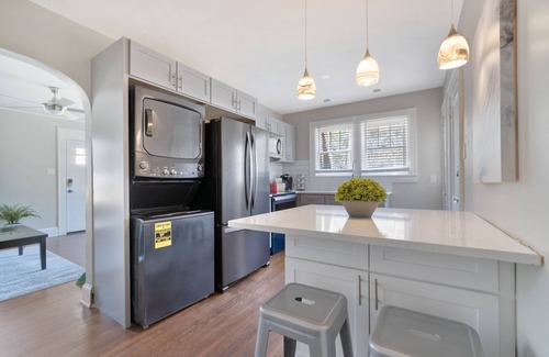 Wesley Heights House | Uptown travellers favorite/Free airport pick-up/Car available/Pets welcome