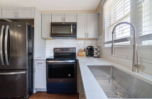 Wesley Heights House | Uptown travellers favorite/Free airport pick-up/Car available/Pets welcome