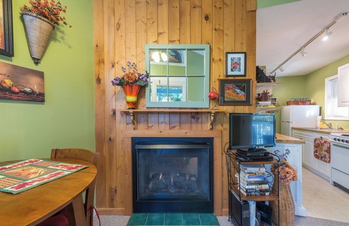 Black Mountain Apartment | Uptown Treehouse | Cozy Treetop Apartment in Downtown Black Mtn!