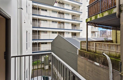 Auckland Central Business District Apartment | Uptown Two Bedroom Apartment with the Essentials