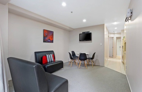 Auckland Central Business District Apartment | Uptown Two Bedroom Apartment with the Essentials