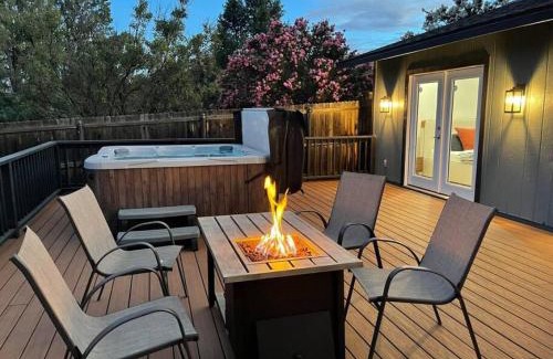 Uptown Sedona House | Uptown Vacation Villa at The OZ with Hot tub and Views