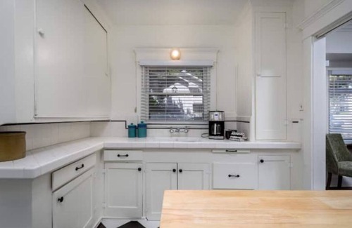 Whittier House | Uptown Whittier Bungalow; near Disney, DTLA, Universal Family/dog friendly.