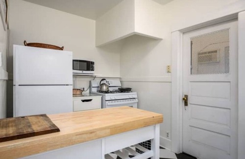 Whittier House | Uptown Whittier Bungalow; near Disney, DTLA, Universal Family/dog friendly.