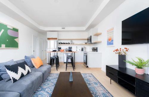 Palmerston Apartment | Urban 2BDRM Steps to College and Bathurst!
