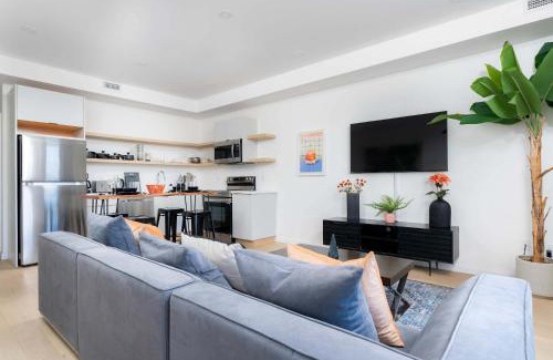 Palmerston Apartment | Urban 2BDRM Steps to College and Bathurst!