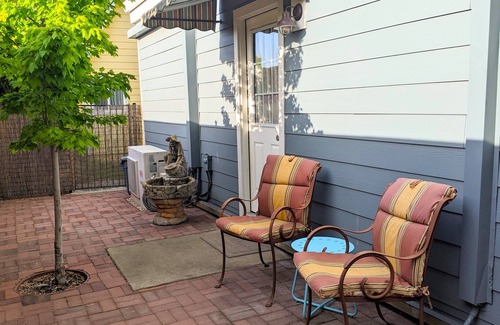 Southeastern Sacramento House | Urban Art Oasis-Room w/private entrance and patio