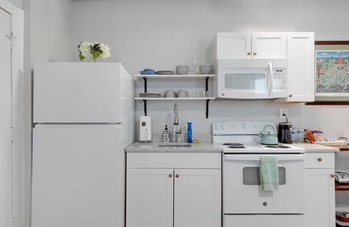Richmond Apartment | Urban Bloom/King Bed/2TVs/Free Parking/Museums