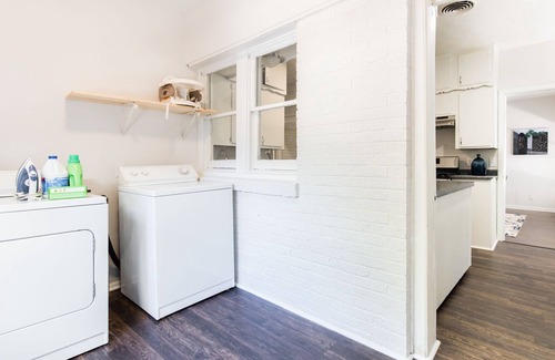 West Meadowbrook House | Urban Bungalow - 10 Min. to Downton!