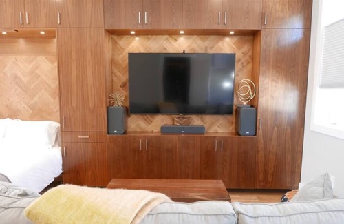 Bloomingdale Apartment | Urban Carriage House Retreat - Modern & Bright w Parking!