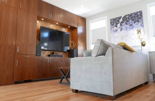 Bloomingdale Apartment | Urban Carriage House Retreat - Modern & Bright w Parking!