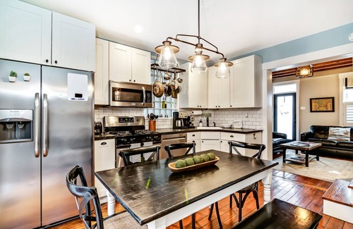 Center City House | Urban Charm! 4BR/2BR Retreat w/Patio & Parking