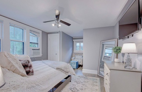 Bay View Apartment | Urban Chic Close to Downtown and Parks - Pets Welcome