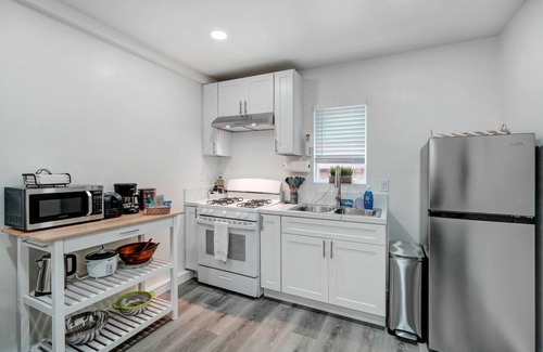 San Gabriel House | Urban Chic Hideout: King Bed, Widescreen TV, and Gourmet Kitchen - Explore the Heart of San Gabriel in Comfort!