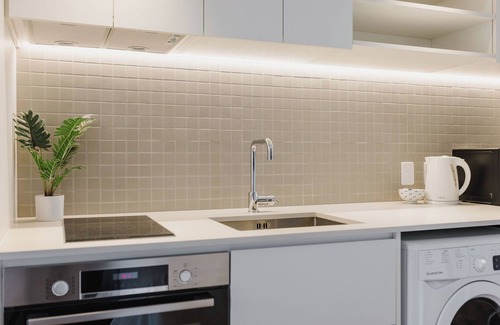 Te Aro Apartment | Urban Chic Townhouse | 2BR Modern Industrial Vibe