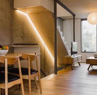 Te Aro Apartment | Urban Chic Townhouse - 2BR Modern Industrial Vibe