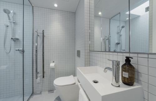 Te Aro Apartment | Urban Chic Townhouse - 2BR Modern Industrial Vibe