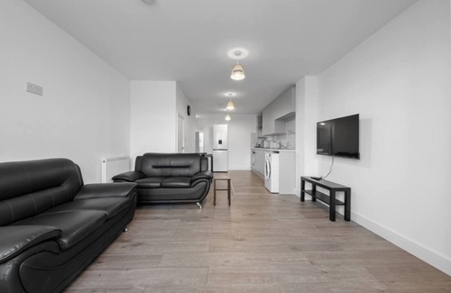 Leicester House | Urban Comfort: Stylish 3BR 2BATH with FREE Parking