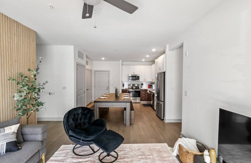 Forest Park Apartment | Urban Elegance: 3BR Condo Experience 06
