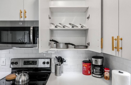 Forest Park Apartment | Urban Elegance: 3BR Condo Experience 06