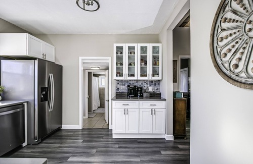 Bristol House | Urban Elegance: Discover Your Perfect Retreat in Vibrant Downtown Bristol!