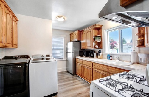Alhambra House | Urban Elegance Stay in Alhambra with Two Bedrooms