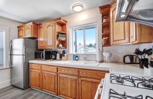 Alhambra House | Urban Elegance Stay in Alhambra with Two Bedrooms