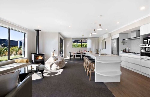 Kawarau Falls House | Urban Elegance Summar