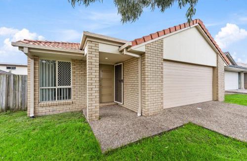 Rothwell House | Urban Escape Spacious Home in Rothwell Sleeps 8