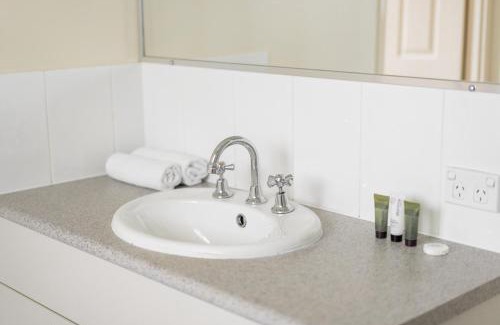 Rothwell House | Urban Escape Spacious Home in Rothwell Sleeps 8